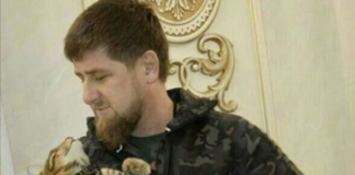 Il leader ceceno con il suo gatto